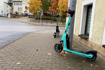 Die mit Akku betriebenen Roller von Tier verschwinden aus Mittweida. Das Unternehmen sammelt sie ein, denn im Winter gibt es das Angebot nicht.