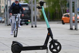 E-Scooter in Chemnitz: Mobilitäts-Gewinn oder Verkehrshindernis? - Ein Elektro-Tretroller steht auf dem Fußweg an der Straße der Nationen. Hier ist genügend Platz, ihm auszuweichen. Nicht selten blockieren die Scooter aber Gehwege. 