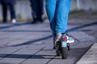 E-Scooterfahrerin nach Sturz in Chemnitz bewusstlos - Gerade bei jungen Menschen sind E-Scooter ein beliebtes Fortbewegungsmittel.