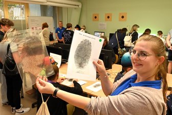 E-Sports, Forensik und die Nacht der Wissenschaften: So spielt die Hochschule Mittweida in der ersten Liga - Bei der Spurensuche zur Nacht der Wissenschaften an der Hochschule Mittweida half Michele-Nadine Wagner im Bereich Forensik auch mal. Ein Fingerabdruck brachte dort den entscheidenden Beweis.