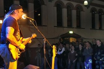 East Blues Experience rocken den Mülsengrund - Peter Schmidt, Gründer der Berliner Band East Blues Experience, hier bei einem Konzert in der Mittweidaer Bürkelhalle.
