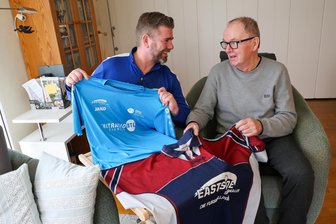 Eastside Fußballcamp ist seit 30 Jahren ein Hit bei den Kids - Eastside-Gründer Joachim Müller (r.) und der aktuelle Organisator Thomas Wels vergleichen amüsiert die Trikot von damals und heute.