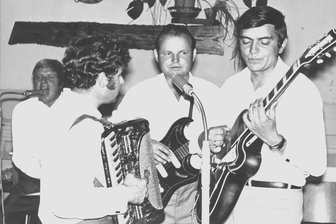 Eberhard Hertel als Bandmusiker: Ein Freund und Weggefährte erinnert sich - Eine der wenigen Aufnahmen von Eberhard Hertels ehemaligen Bands: Die vier Amigos musizieren beim Polizeivergnügen im Gasthof Wohlhausen. Von links Wolfgang Sünderhauf (1941 bis 2018), Eberhard Hertel (1938 bis 2024), Günther Bergner (1938 bis 2022) und Siegfried Götz.