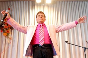 Eberhard Hertel aus Oelsnitz präsentiert neues Album - Eberhard Hertel meldet sich zurück: Nach drei Jahren ist sein neues Album "Wir feiern ab heute das Leben" auf dem Markt. Auch zwei Duette mit Tochter Stefanie sind mit dabei.