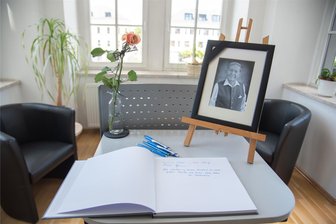 Eberhard Hertel: Wie lange das Kondolenzbuch in Oelsnitz noch ausliegt - Das Kondolenzbuch Eberhard Hertel liegt im Büro von OB Mario Horn (CDU) im Rathaus Oelsnitz aus.