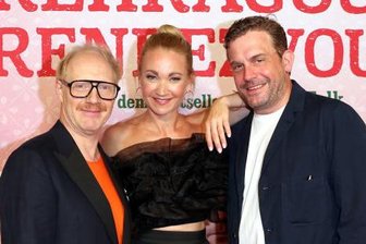 Simon Schwarz (links), Lisa Maria Potthoff und Sebastian Bezzel bei der Premiere von "Rehragout-Rendezvous" in München. 