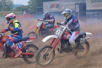 Ebersbrunner Motocrosser kürt sich in Culitzsch zum Vizemeister - Ronny Leichsenring vom MC Culitzsch (rechts) wurde nach Platz 4 am Samstag auf seiner Heimstrecke Vizemeister seiner Klasse beim European Classic MX Cup.