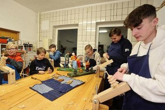 Ebersbrunner Schnitzer auf Abwegen - Mitglieder der Ebersbrunner Jugendschnitzgruppe: Ben (10), Emil (10), Gideon (12), Jakob (13), Emanuel (16), Kevin (15, von links). 