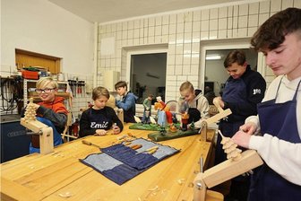 Ebersbrunner Schnitzer stellen nach fünf Jahren erstmals wieder aus - Mitglieder der Ebersbrunner Jugendschnitzgruppe: Ben (10), Emil (10), Gideon (12), Jakob (13), Emanuel (16), Kevin (15, von links). 