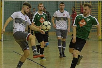 Ebersbrunner SV meistert Hallencup - Cedric Ende vom Ebersbrunner SV (links) erwies sich im Turnier der Männer als erfolgreichster Torschütze. Das Foto zeigt ihn im Spiel gegen die SpVgg Grünbach-Falkenstein II. 