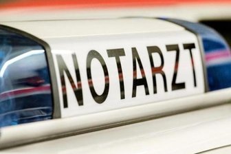 Ebersdorf: Pkw kollidierte mit Baum - vier Personen verletzt -