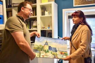 Ebersdorf will 700 Jahre feiern - Heiko Lorenz und Birgit Raddatz vom Organisationsteam mit einer Ansicht von Ebersdorf für eine neue Ausstellung.