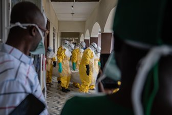 Ebola-Ausbruch im Kongo: Rotes Kreuz warnt vor langem Kampf - Das Virus kann auch durch Kontakt mit Verstorbenen verbreiten (Archivbild)