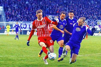 EC Erzgebirge: Dotchev-Effekt? Jetzt redet der Kapitän - Vereint in Schwerstarbeit: Korbinian Burger, Ulrich Taffertshofer und Linus Rosenlöcher stoppen gemeinsam Freiburgs Maximilian Breunig. 