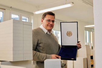 Echt Erzgebirge: Die edlen Buchholzer Schmuckkästchen für Königshäuser und Regierungen - Ulf Sacher mit einem baugleichen Etui, das Angela Merkel bei der Verleihung des Verdienstordens mit bekam. 