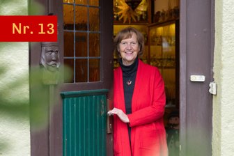 Echt Erzgebirge: Wo einst die erste Freiland-Weihnachtspyramide der Welt entstanden ist - Annemarie Lang in ihrem Erzgebirgshaus, in dem sich überall die Spuren ihres verstorbenen Mannes Dietmar Lang finden. Sie ist froh, dass seine Arbeit von der nächsten Generation Holzbildhauer und -meister weitergeführt wird.