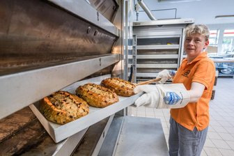 Echt ohne Schweinefett: Suche nach dem leckersten Stollen im Erzgebirge - Gibt es bei der Bäckerei Schmidt in Gornsdorf den besten Stollen im Erzgebirge? Darüber können jetzt die „Freie Presse“-Leser abstimmen. Im Bild: Konditorin Diana Reichel.