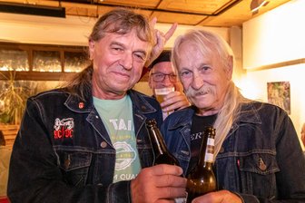 Echte Levi’s, Tramper und ein langer Zopf – warum im Erzgebirge der Blues unsterblich ist - Eddy (l.) und Jürgen, hinten Manne, haben nie eine Annaberger Bluesnacht ausgelassen. Sie waren auch bei der Premiere dabei – damals im „Erzhammer“. Jeansjacke ist Pflicht.