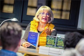 Echte Verbrechen von hier: True Crime-Expertin lädt zur letzten Lesung des Jahres nach Penig ein - Die Autorin Gabi Thieme aus Braunsdorf reist mit ihren Büchern durch das Erzgebirge und das Chemnitzer Umland - hier eine Aufnahme aus der Stadtbibliothek Flöha.