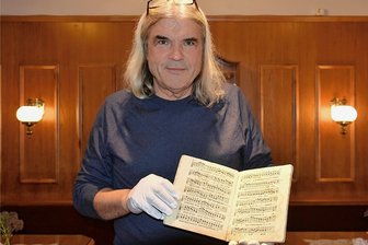 Echter Kerll für Adorf: Verein landet Coup - Diese Rarität gibt es im deutschsprachigen Raum nur einmal: Der Vorsitzende des Vereins Klassische Musik Adorf, Wolf Matthias Friedrich, präsentiert die Sopran II-Partitur des Delectus Sacrarum Cantionum des Adorfer Barockkomponisten Johann Kaspar Kerll (1627-1693). Friedrich hat die Notenschrift für 8500 Euro in einem Wiener Auktionshaus ersteigert.