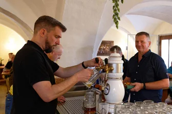 Echtes Peniger Bier fürs Stadtfest: Brauverein heizt erstmals den Kessel fürs Fest an - Zahlreiche Besucher nutzten die Gelegenheit, um ein frisch gezapftes Bier zu verkosten. Frank Günzel hatte am Zapfhahn gut zu tun.