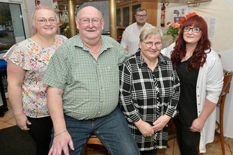 Echtes Zwickauer Original: Wie Bernd Dittrich Fußball und Gastfreundschaft vereint - Der Familienbetrieb: Bernd und Ilona Dittrich mit den Töchtern Sindy (l.) und Mandy. Ab und zu hilft auch Sohn Max (im Hintergrund) mit aus.