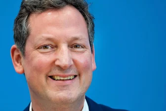 Eckart von Hirschhausen erhält Chemnitzer Nachhaltigkeitspreis - Eckart von Hirschhausen, Arzt und Wissenschaftsjournalist, wird in Chemnitz für sein Engagement für Klima und Gesundheit mit dem Carlowitzpreis geehrt.