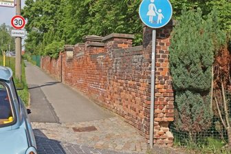 Eckersbacher bangen um ihre Friedhofsmauer - "Sehr schlechter baulicher Zustand": So lautet die offizielle Einschätzung des Rathauses zur Mauer am Friedhof in Eckersbach. Direkt neben dem Eingang klafft bereits ein Loch.