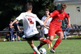 Eckersbacher verpassen Siege - Im C-Junioren-Turnier belegten die Gastgeber vom VfB Eckersbach - im Foto Paul Schneider (links) im Duell mit Ferdinand Schäffer vom FC 02 Zwickau - Rang 2 hinter Sieger Traktor Neukirchen. 