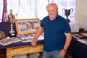 Eckhard Hähnel: Mehr als ein halbes Jahrhundert für den Ringkampf - 1962 hat Eckhard Hähnel mit dem Ringen in Thalheim begonnen. Auf dem Bild hinter ihm ist Wolfgang Bohne zu sehen. Nach dem legendären Trainer, der auch Hähnel unter seinen Fittichen hatte, ist das Jugendturnier benannt, das der Verein jedes Jahr im Frühjahr ausrichtet.