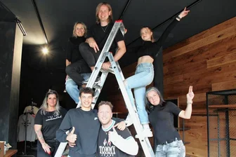 Eckhaus am Zwickauer Hauptmarkt verwandelt sich in Fashion-Kaufhaus - Noch auf der Baustelle, aber schon mit Spaß bei der Arbeit: Das Team von first.floor. Das Geschäft öffnet am Freitag am Zwickauer Hauptmarkt.