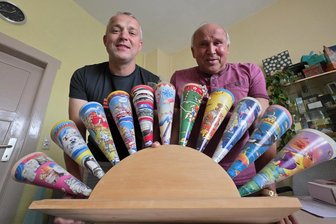 Eckig für den Osten, rund für den Westen: Vogtländer produzieren 1,5 Millionen Zuckertüten - Michael Schautschick (rechts) ist froh, dass die Unternehmensnachfolge geregelt ist, sein Sohn Mathias die Zuckertütenproduktion in Markneukirchen aufrecht erhält.