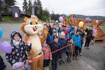 Eckis Entdeckerwelt in Schöneck eröffnet: Eine Attraktion ist in der Region einmalig - Endlich ist es geschafft: Maskottchen Ecki und viele Kinder haben Eckis Entdeckerwelt am Samstag in Schöneck eröffnet.