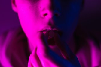 Ecstasy an Kinder im Erzgebirge verkauft – Chemnitzer Gericht fällt Urteil - Die Kinder waren 13, 14 und 15, als sie Ecstasy probierten. Nun wurde ihr Dealer verurteilt.