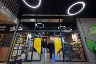 Edeka eröffnet am Donnerstag in Plauen Sachsens modernsten Supermarkt - Alles bereit für den Start: Florian Finger und Mary-Ann Beger am Eingang des E-Center.