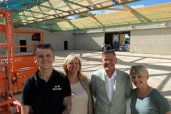 Edeka errichtet einmaligen Einkaufsmarkt im vogtländischen Lengenfeld: Was Familie Höfer am „besten Standort weit und breit“ vorhat - Familie Höfer betreibt in der Region drei Edeka-Märkte. Hinten Kirstin und Mathias Höfer, vorn die Kinder Jessica und Maximilian Höfer.