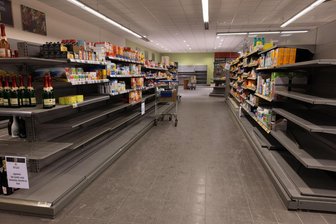Edeka im Vogtland wird für Neubau abgerissen - Edeka Adorf: Die Regale leerten sich Stück für Stück. So sah es am Donnerstagabend aus.