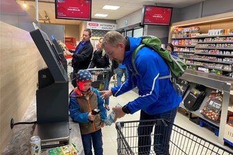 Edeka in Niederwiesa: Wiedereröffnung nach zwei Wochen Umbau - Carsten Richter aus Niederwiesa testete mit seinem Sohn Bennet (6) am Montag die neue Selbstbedienungskasse.