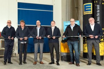 Edeka-Logistikzentrum in Berbersdorf beliefert 365 Supermärkte - Edeka-Vorstand Rainer Kämpgen, Bürgermeister Bernd Wagner, Vorstand Gert Lehmann, Aufsichtsratsvorsitzender Stefan Legat, Betriebsleiter Ulrich Günther und Landrat Matthias Damm (v. l.) zerschneiden das Band.