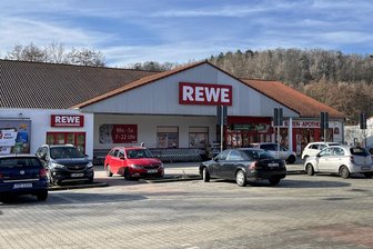 Edeka macht nächsten Schritt zum Abriss des Wilkau-Haßlauer Rewe-Markts - Seit zehn Jahren verkauft Rewe im Einkaufszentrum an der Zwickauer Straße und will das auch weiterhin tun. Grundstücksbesitzer Edeka will jedoch einen größeren Neubau und den Markt danach auch selbst betreiben.