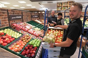 Edeka-Markt in Lichtenberg empfängt Kunden mit Neuheiten, Regionalem und 15-Meter-Theke - Florian (r.), Thomas und Bianca Müller blicken auf intensive Arbeitswochen in ihrem Edeka-Markt in Lichtenberg zurück. Seit Donnerstag empfangen sie nach der Erweiterung nun wieder die Kunden.