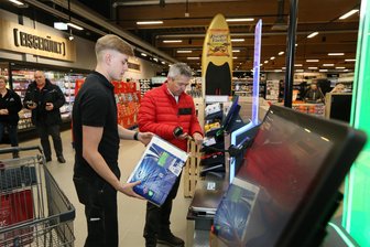 Edeka öffnet, Diska kommt: Wie sich Crimmitschaus Supermarkt-Landschaft gerade neu erfindet - Mitarbeiter Tommy Roger half am Dienstag den Kunden an einer der drei SB-Kassen. Der 22-Jährige hat einst als Aushilfe angefangen, inzwischen hat er dort einen festen Job.