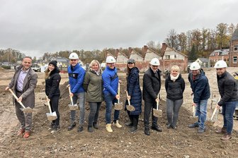 Edeka-Spatenstich im Vogtland: Hier entsteht Lengenfelds schönster Einkaufsmarkt - Von links: Edeka-Expansionsleiter Jan Hašek, Projektleiterin Chantal Fugel, die Marktbetreiber Maximilian, Kristin und Matthias Höfer, Projektentwicklerin Ines Fontao, Stadtchef Volker Bachmann, Jessica Höfer, Bauamtsleiter Dirk Brandt und Edeka-Berater Tim-Bix Schuster. Foto: Meeco Communication Services