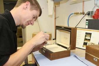 Edel-Design aus Johanngeorgenstadt gefällt selbst in Saudi-Arabien - Sven Schneider, gelernter Tischler, komplettiert die Verschlüsse von Truhen, in denen Glashütte wertvolle nautische Messinstrumente liefert - dem maritimen Charakter entsprechend im Teakholz-Design.