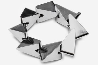 Edel, schlicht und doch verspielt - Silberarmband von Bent Knudsen aus dem Jahr 1957 aus der Sammlung Marion und Jörg Schwandt - der Schmuck ist im Leipziger Grassimuseum in der Ausstellung "Made in Denmark" zu sehen.