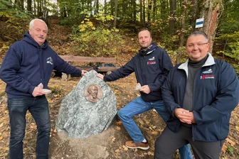 Edel und schwer: Oelsnitzer setzen neuen Gedenkstein - Jan Mädler (Mitte), Bauvorstand des Heimatfördervereins Oelsnitz, und sein Vize Frank Egerland (links) engagierten sich stark für den Gedenkstein. Rechts Vereinschef Björn Fläschendräger.