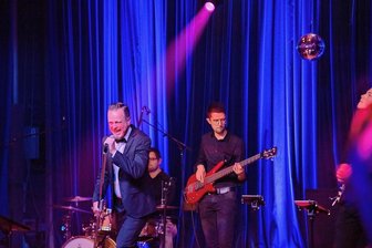 Edeldisco statt Festzelt Wie Sänger Christian Gebhardt zur Nachtschwärmerei in Bad Elster begeistert - Hits in Funk und Soul: Christian Gebhardt und das Klangholz-Trio standen zur Nachtschwärmerei im Kurhaus von Bad Elster auf der Bühne. 