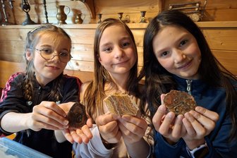 Edelsteine aus dem Erzgebirge: Kinder gestalten Souvenirs in Falkenau - Greta, Lisa und Tilda (v.l.) zeigen die von ihnen geschliffenen Steine im Ferienhof Falkenau.
