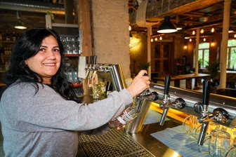 „Edelweiss Wiesn“ in Schwarzenberg fällt aus – dafür wird andernorts ein neues Oktoberfest gefeiert - In Schwarzenberg wird im „G5“ Oktoberfest gefeiert. Im Bild: Betreiberin Majlinda Curri