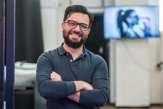 „Edgar“ und „Southside-Fade“ im Erzgebirge: Warum Ali Jabbars Barbershop so erfolgreich ist - Nach der Flucht zum Unternehmer: „Man muss immer optimistisch sein und positiv denken“, sagt Ali Jabbar. „Ich bin der Meinung, jede Person kann alles schaffen.“